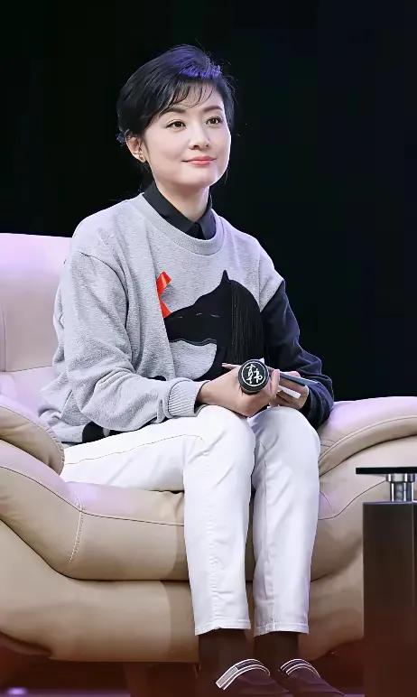 周涛老师优雅地坐在沙发上，神态充满了淡定和文静，一个女人的美丽表现在骨子里的那种