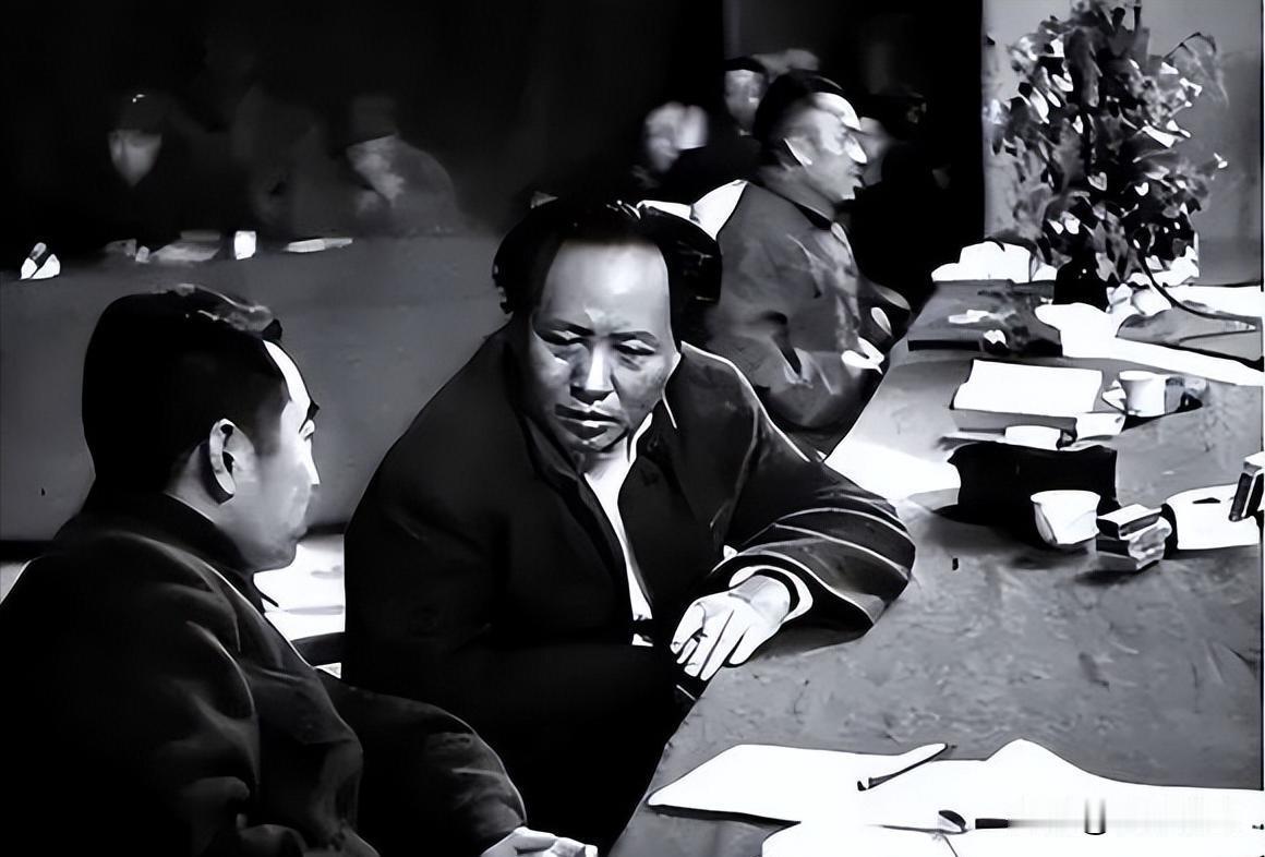 人民英雄纪念碑没写共产党，有人说是忘了吧？其实真不是。
它就立在天安门广场中间，