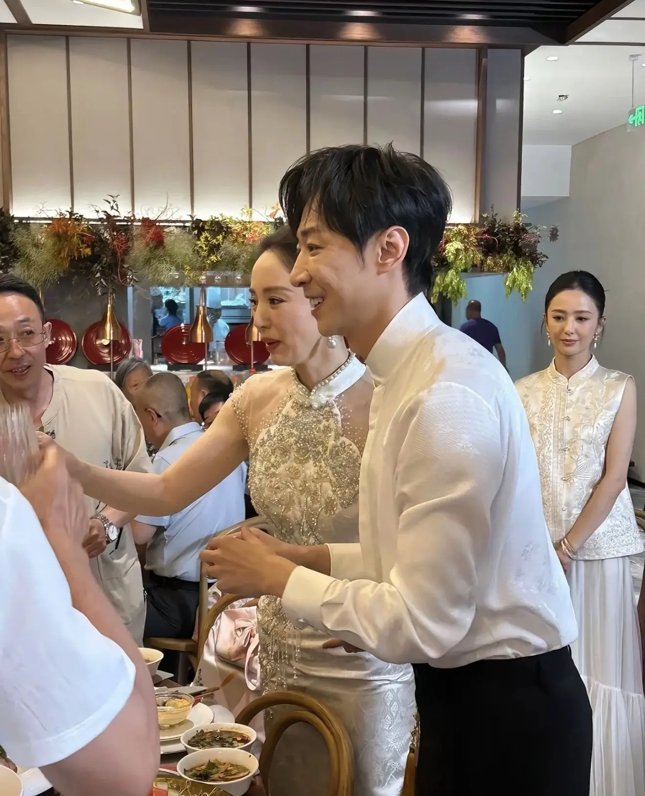 董璇再婚婚宴现场，好闺蜜佟丽娅当伴娘。现场氛围很好呀，董璇两套礼服出镜...