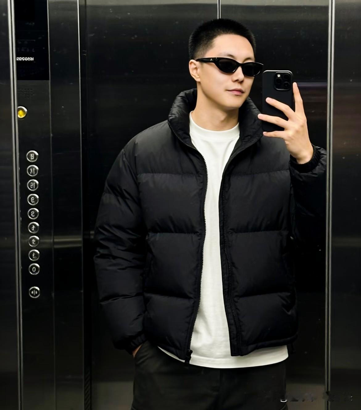 胡明轩在社交媒体发一张自拍照！让我想起当年的杨鸣，都说胡明轩是cba现役球员中第