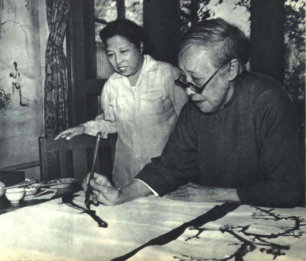 1963年1月人民画报，何香凝在家中作画，旁边是女儿廖梦醒历史影像