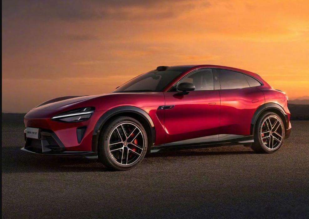 小米YU7GT是小米汽车欧洲研发中心深度参与研发的首款车型，适合长途旅行的跑车级