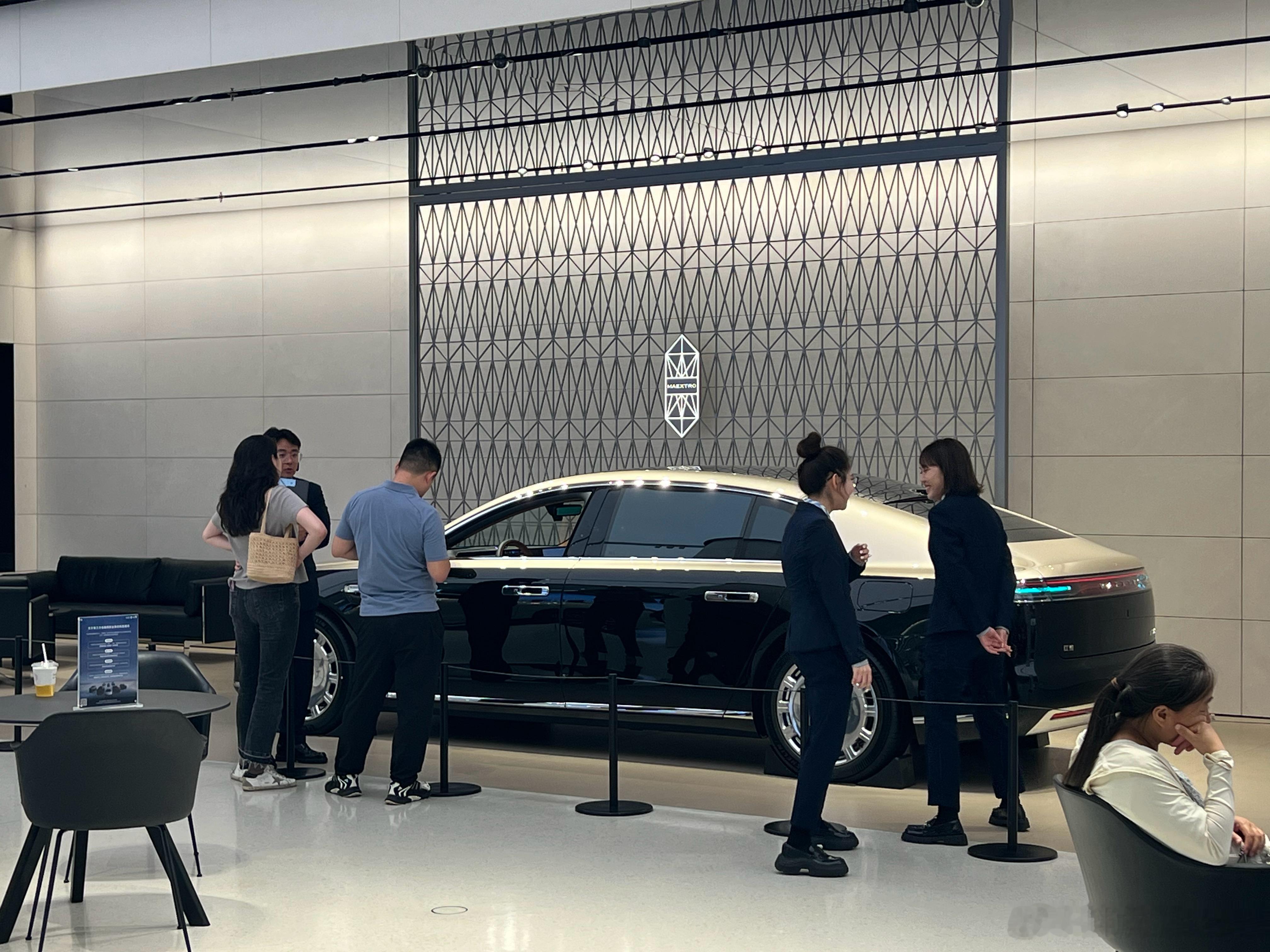 这个点，店里来看尊界的客户是最多的……隔壁一组看车的客户，看的是顶配，还问了销售