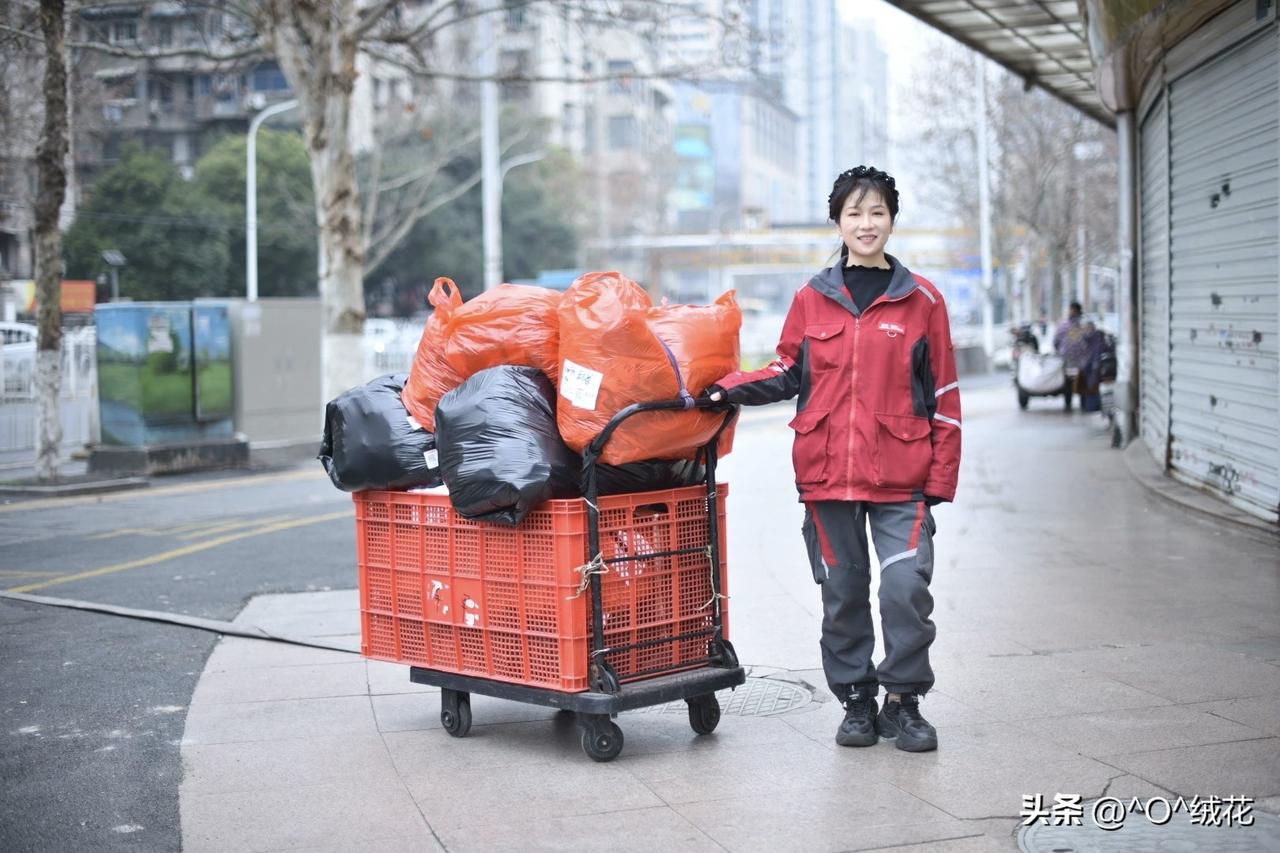 谭清明，这位武汉的“揽收女王”太牛了！她今年32岁，是三个孩子的妈妈，在京东物流