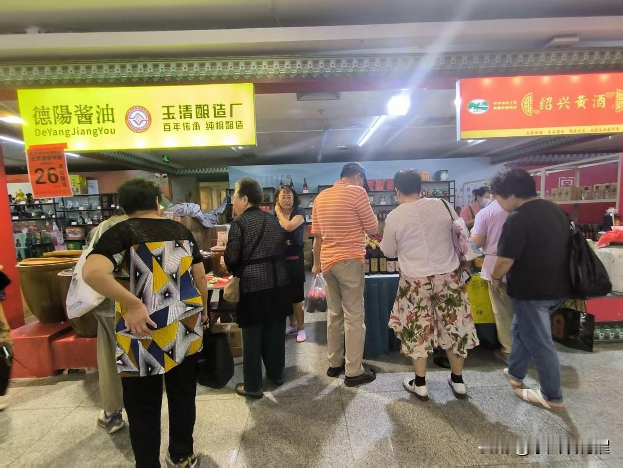 商场大集又来啦！🍒
时隔一个月，滨江购物中心四楼的农副产品大集又开始了。昨天是