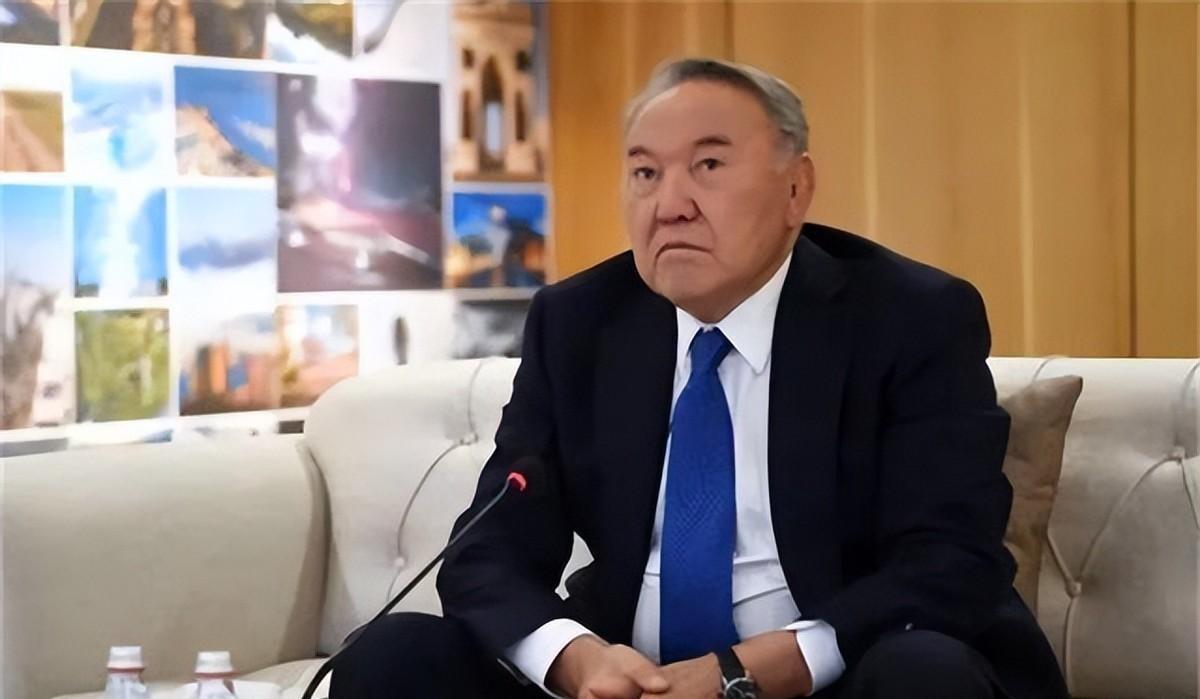 哈萨克斯坦前总统回忆，苏联解体签字时13名委员中只有他一人选择了反对！
1991