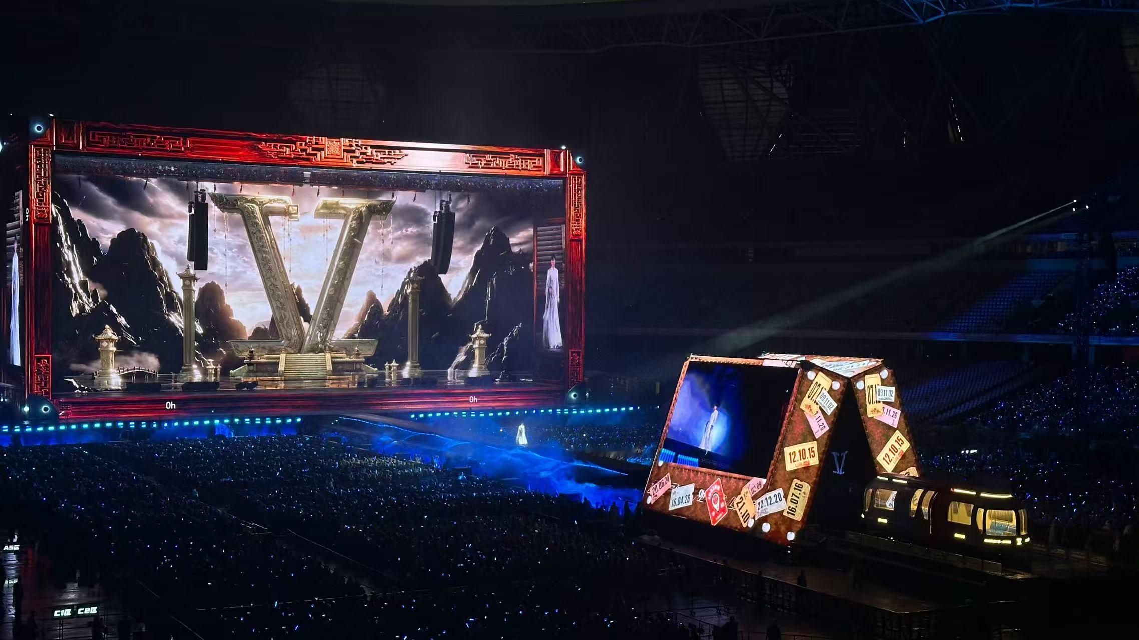 张杰演唱会水幕 水幕落下的瞬间直接惊艳全场！新巡演的开场设计太会了，倾泻而下的水