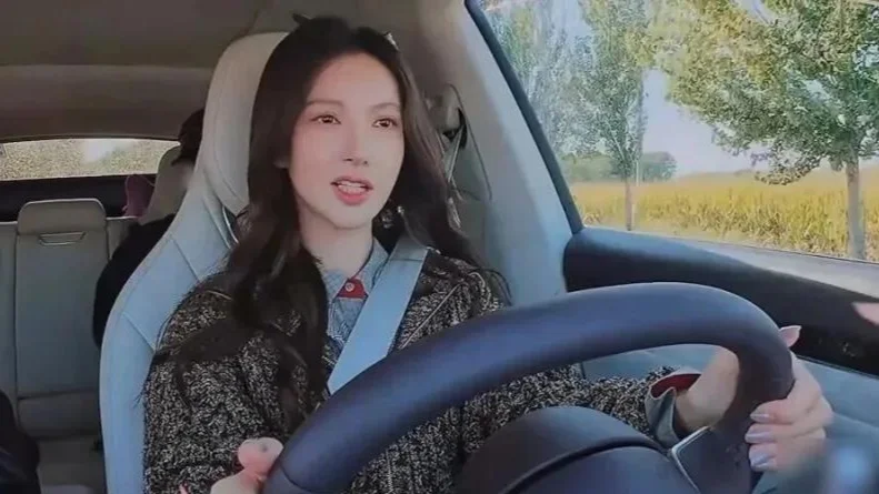 “交警刚否认金晨驾车，喜之郎就删光代言！