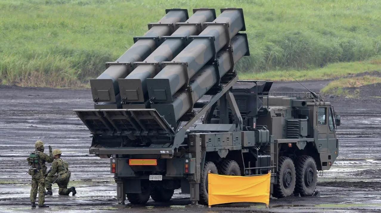 日本这次来真的了！两款远程导弹提前一年就位，老百姓家门口举牌抗议也没拦住。
日本