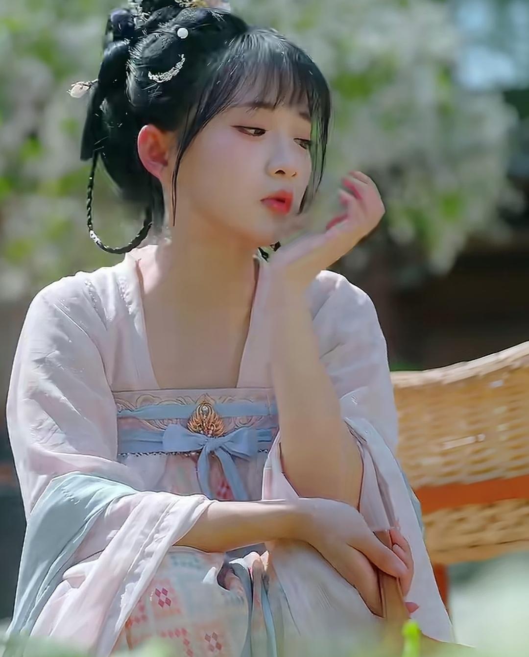 古风少女，花间静坐，岁月静好