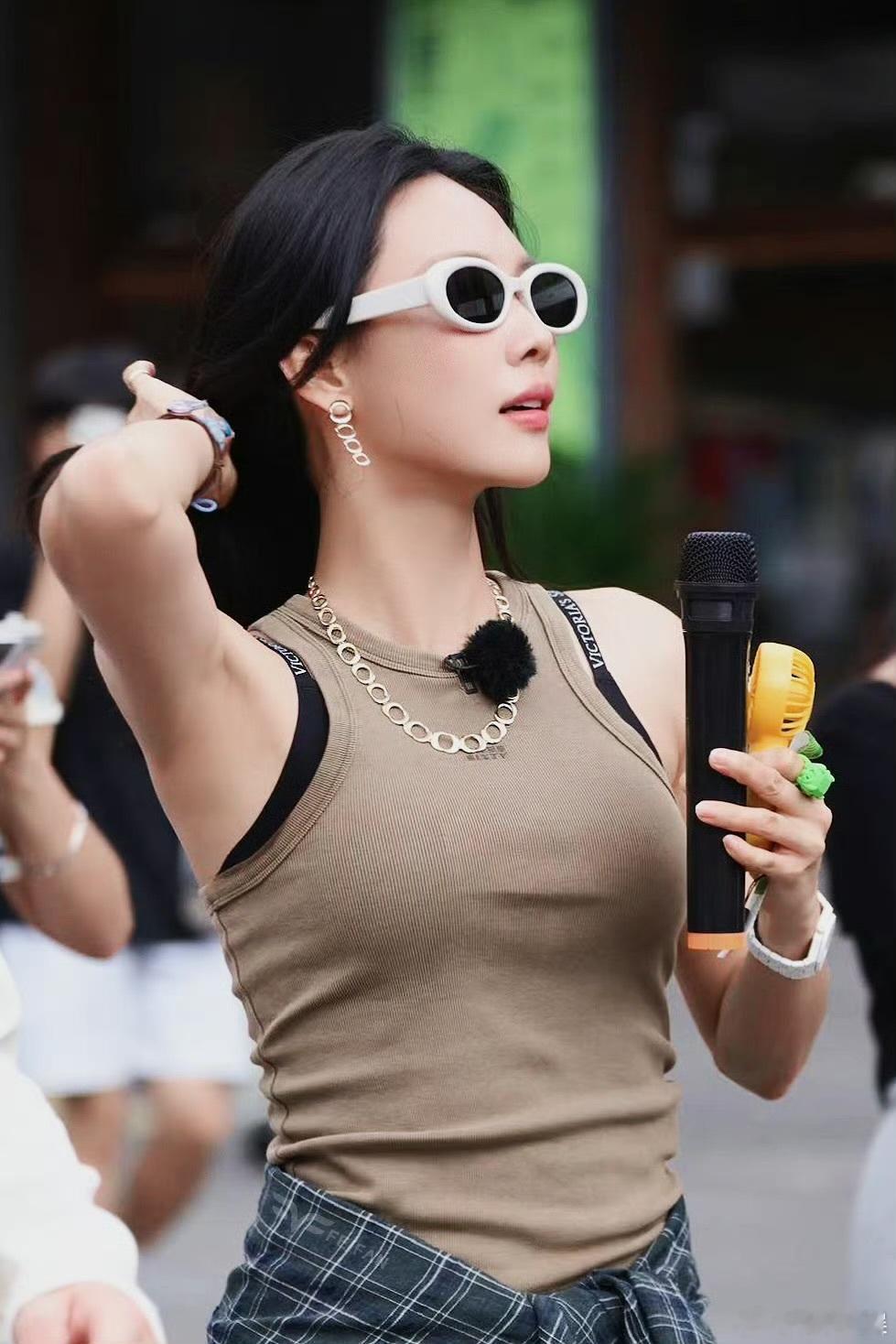 #有这么会端水的导师进入内娱# 王霏霏的路透视频传递着积极的信号！面对粉丝对朱志