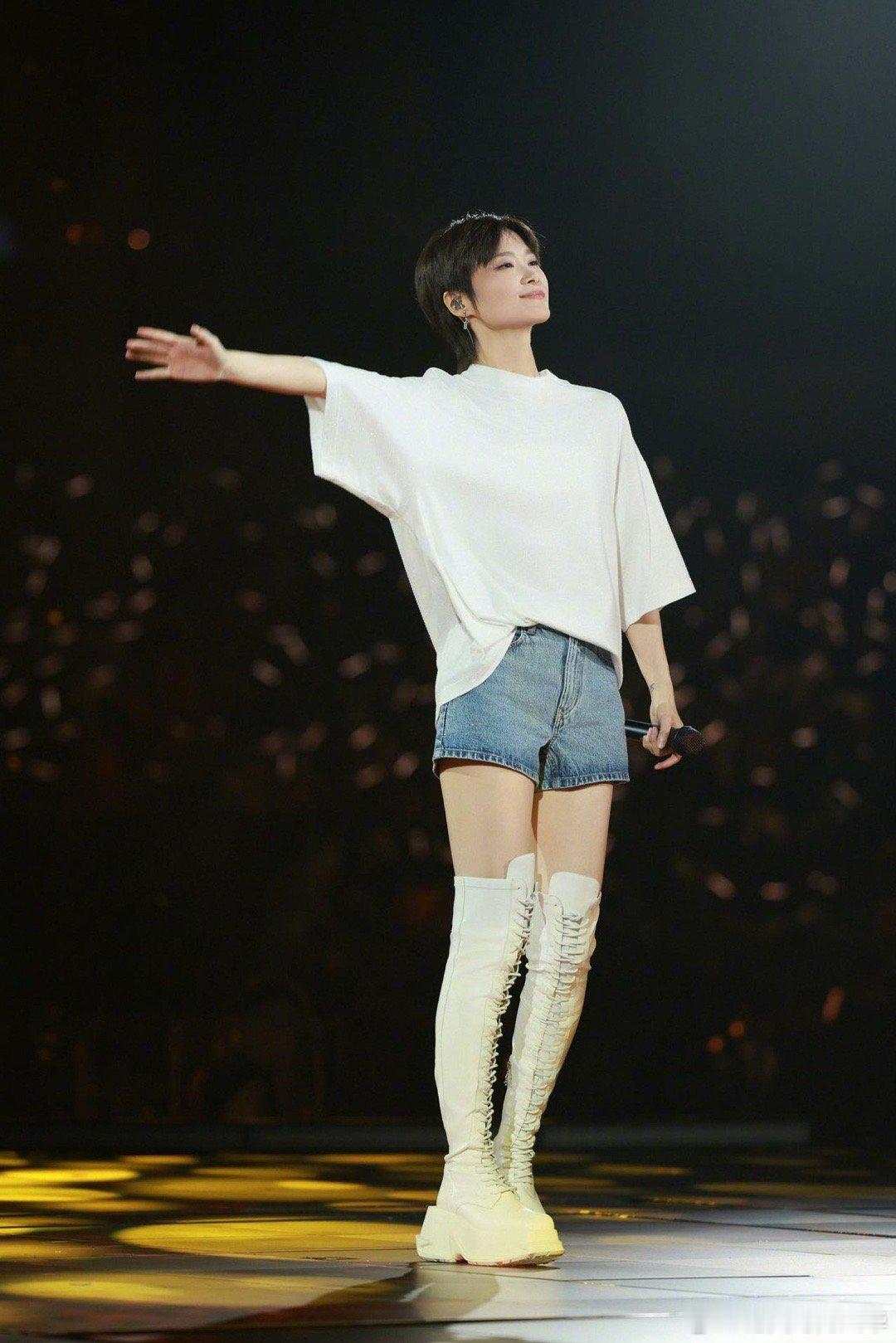 李宇春重庆演唱会 山城星光为她璀璨，全场荧光汇成星海！春春全开麦唱跳稳到极致，经