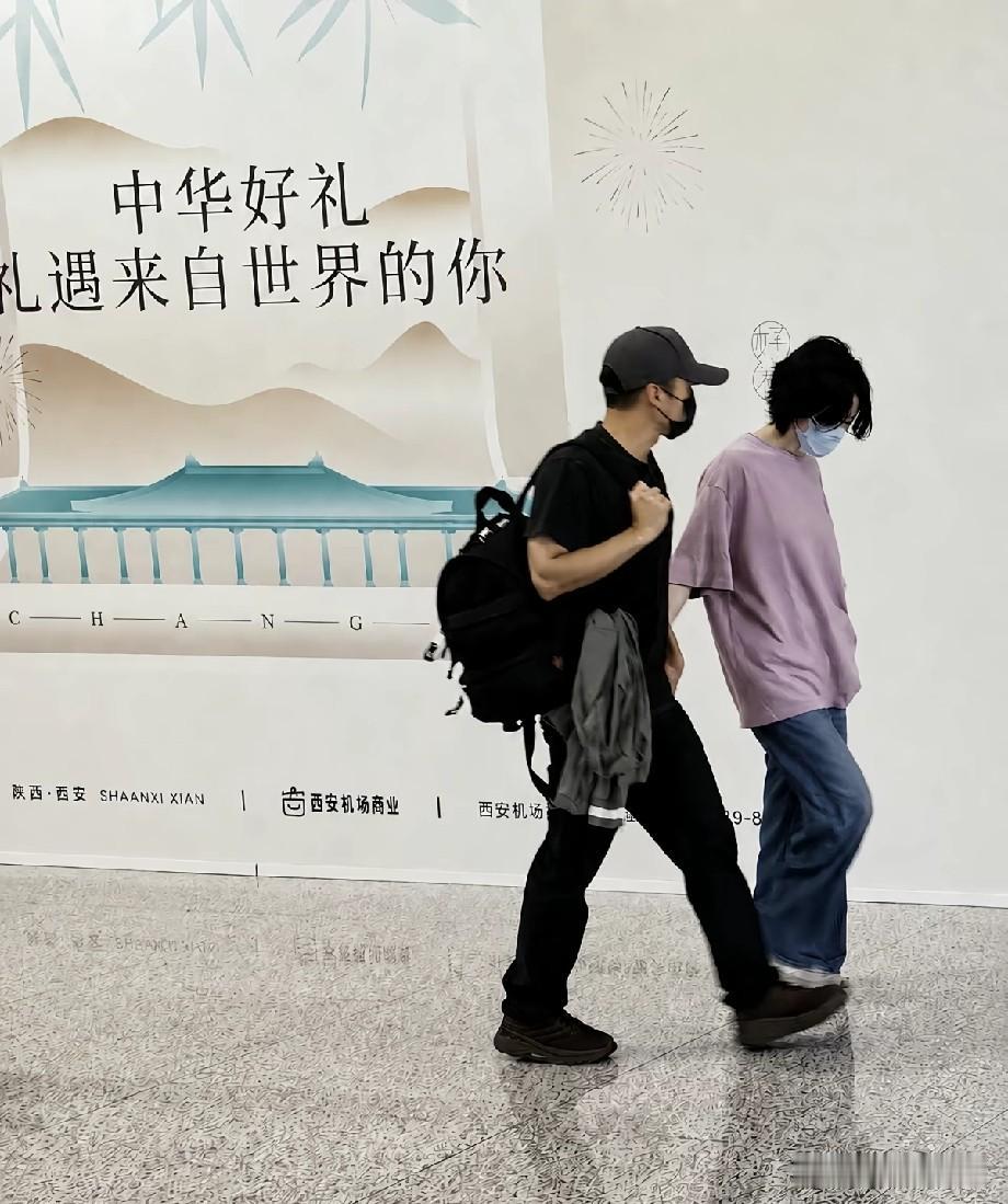 西安机场同框！谢霆锋王菲低调牵手，今年首度合体撒糖
 
近日有网友在西安咸阳机场