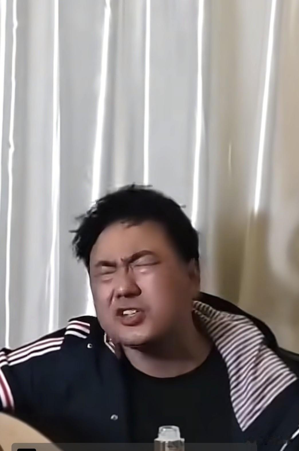 这就是爱情，爱你麻花情……
乱世亡命，偏偏遇见…真心
不早不晚相逢，执意相伴前行