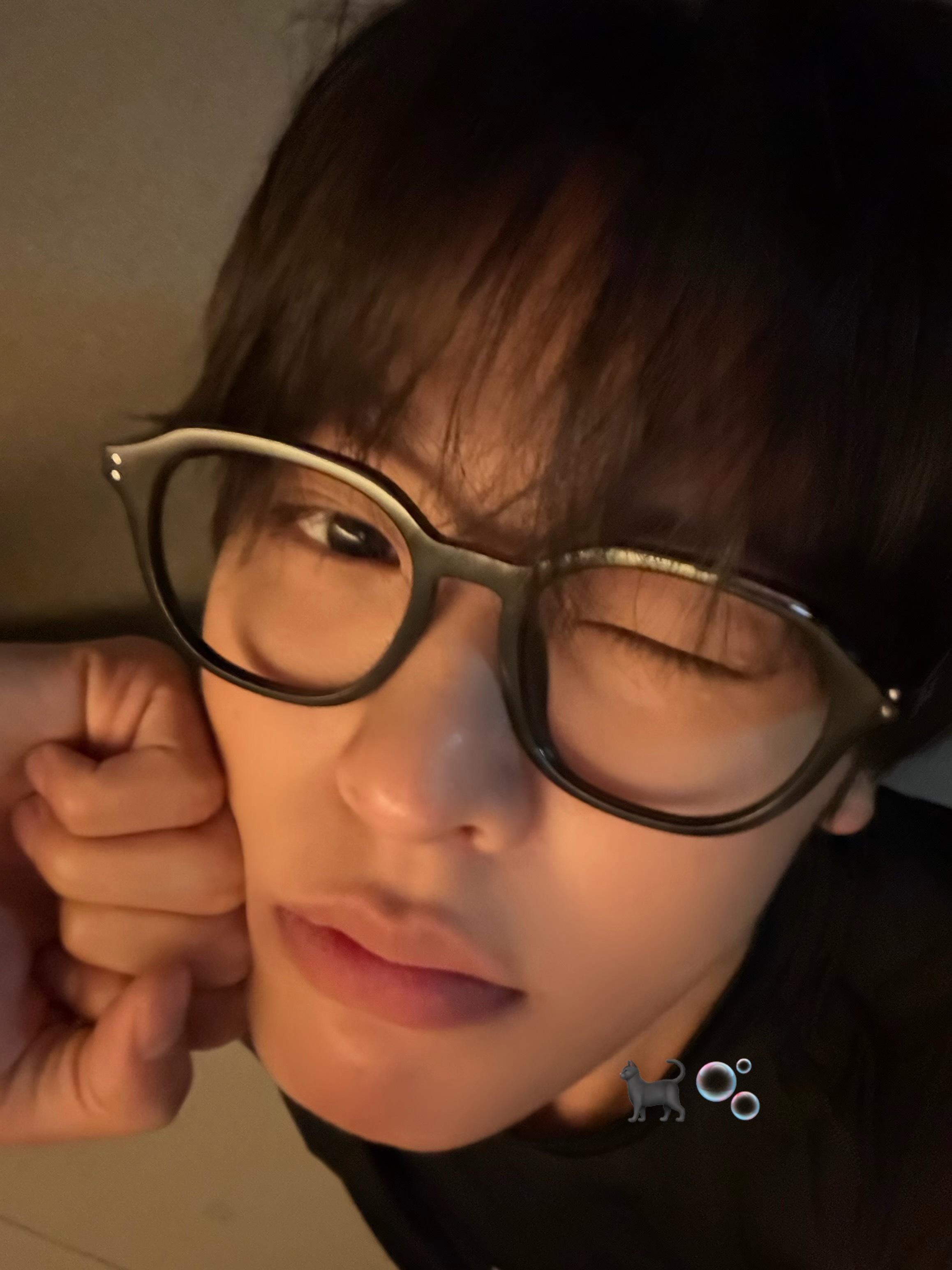 休假时候的自拍总是穿着私服毛乱乱的没怎么化妆还带着黑眼圈 但是眼睛总是亮亮地看着