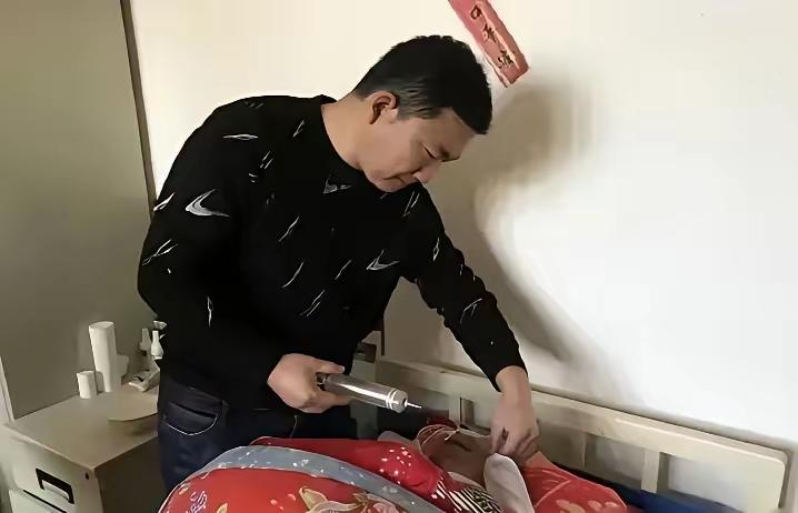 武汉快递员救人反被讹，结局太解气
 武汉快递员秦岷意外救起昏迷老人，哪料，却遭其