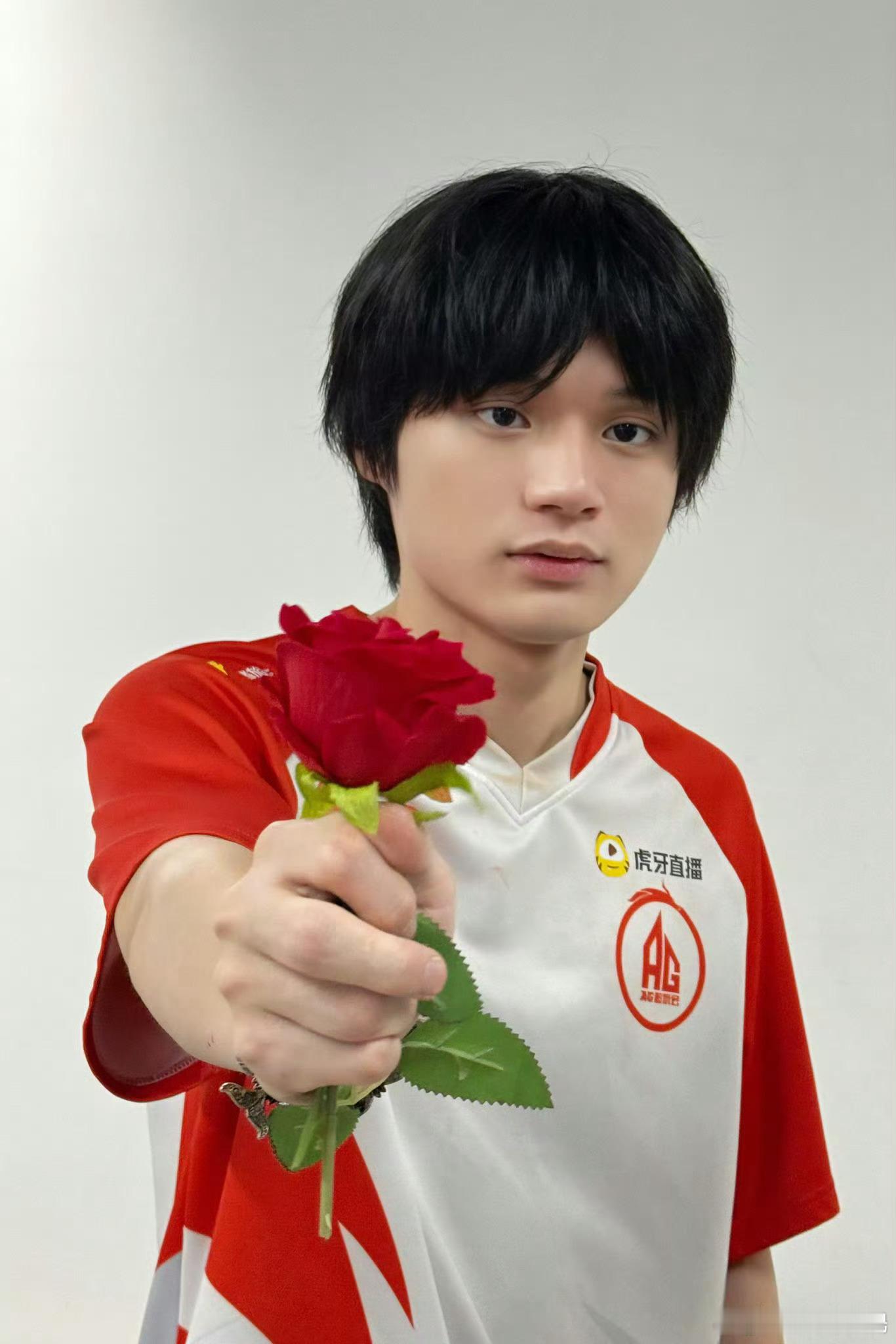 面对突发状况，他的第一反应从不是抱怨，而是掏出本子记要点，边记边说“先解决，再说