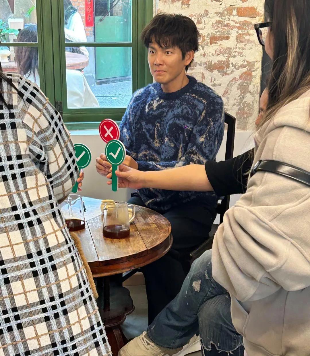 好吃他的颜，钟汉良不论多少年都不变，岁月到底给他留下什么。[爱慕]
52岁钟汉良