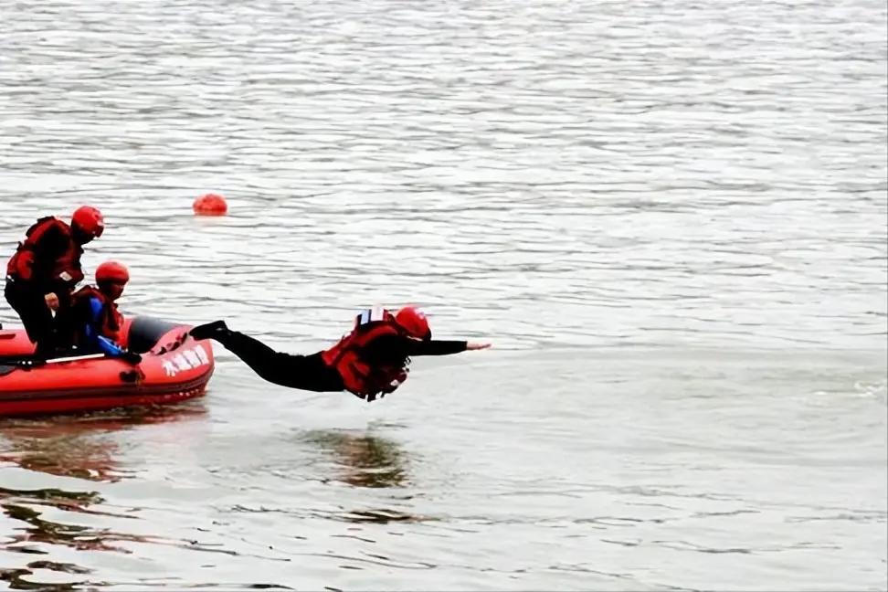 丢下2岁娃跳河救人！退役军人这纵身一跃，藏着怎样的本能？
 
近日江苏泰州退役军