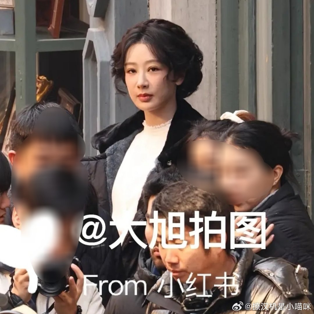 杨紫最新路透图生图好疲惫，打了光倒是还可以 