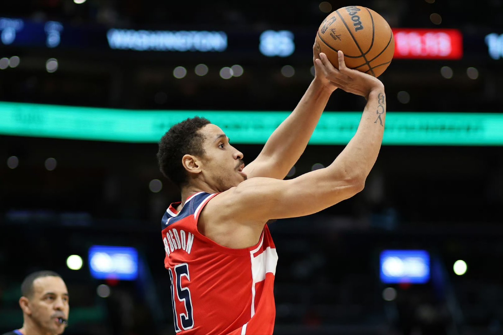 JakeLFischer报道，布罗格登也是勇士考虑范围之内的潜在目标。 nba自