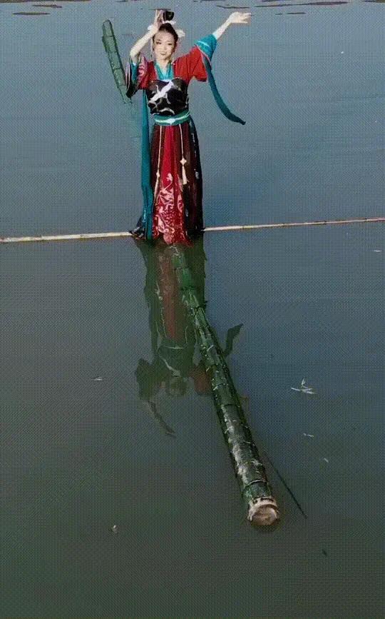 长江汉服御剑飞行，把热爱活成江湖模样
 
当国风古韵遇上水上新潮，武汉长江的江面