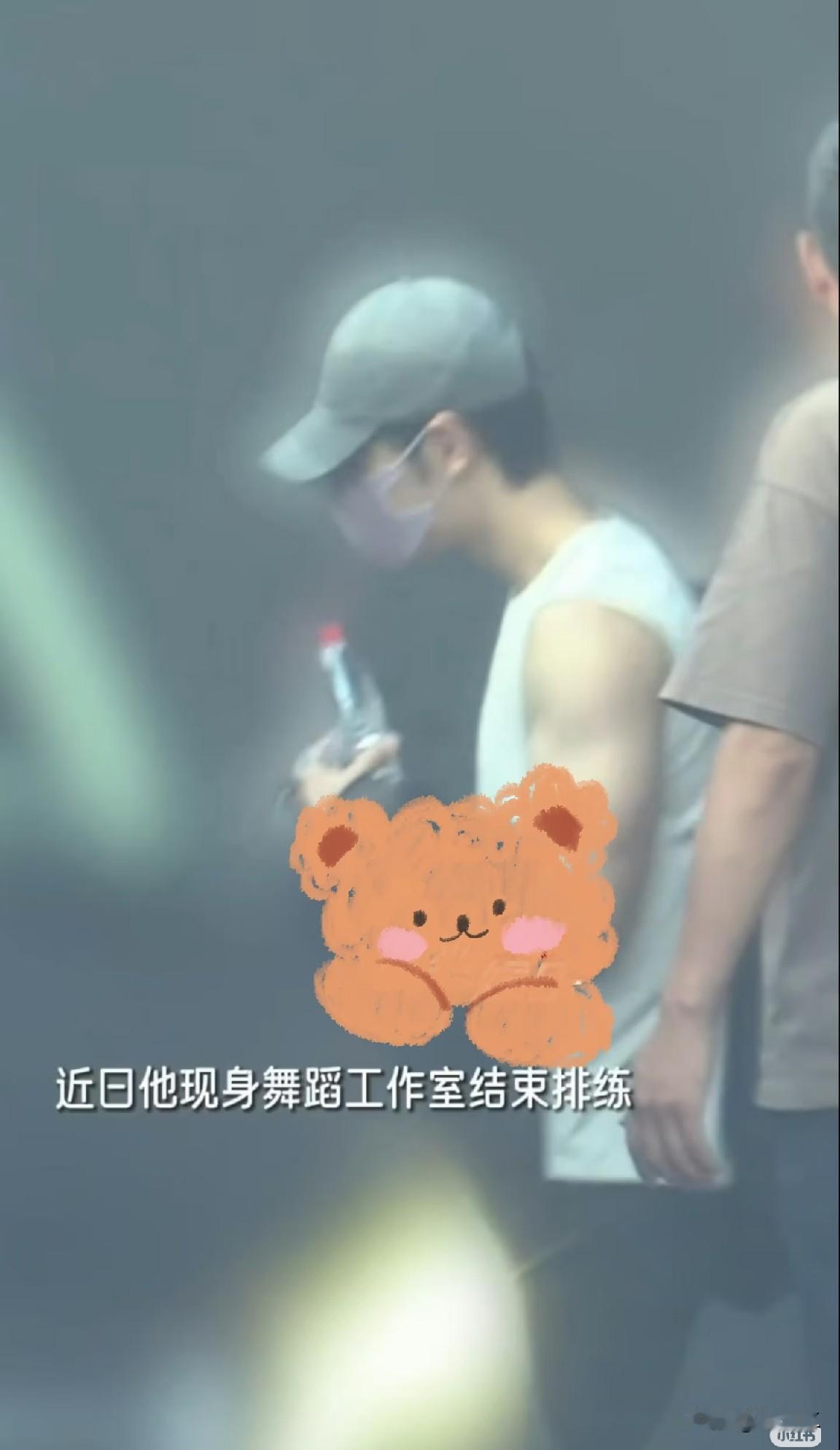 啊啊啊啊啊啊，这是肖战在舞蹈室练舞吗，是不是真的有演唱会啊，我信了[机智][机智