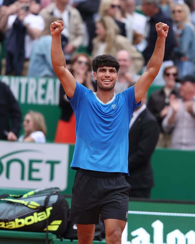 卫冕冠军阿尔卡拉斯6-4/6-4击败瓦舍罗，跻身蒙特卡洛决赛，将和辛纳争夺冠军，