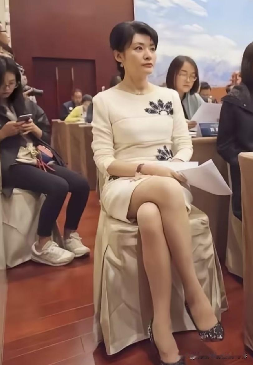 曾经的央视当红主持人李小玢，当年主持春晚究竟有多风华绝代？
