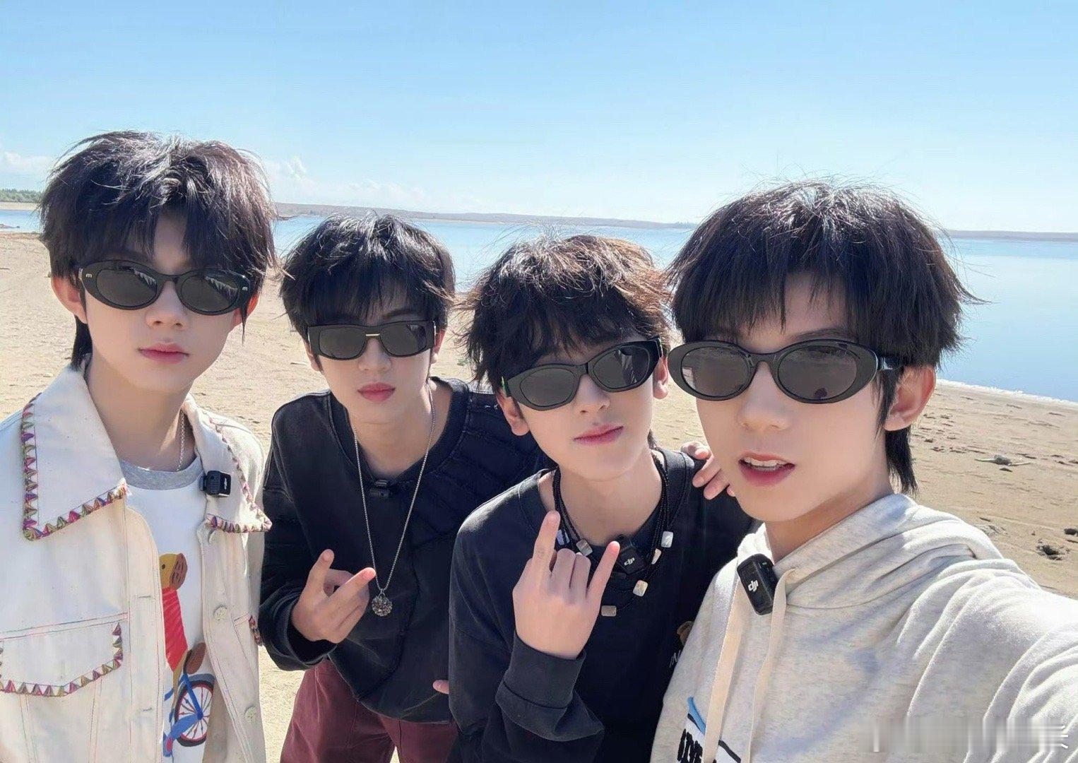 TF四代4A级景区张桂源陈奕恒左奇函杨博文合照 🈶，个顶个的帅！！玩儿的开心啊
