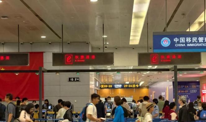太险了！8月29日报道，上海浦东机场边检民警拦下一名外籍旅客，对方自称来华旅游，