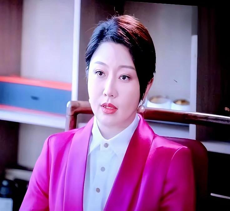 追剧《不期而遇的生活》 潘阳饰演广告公司副总郑茜，将职场上媚上欺下的小人嘴脸刻画