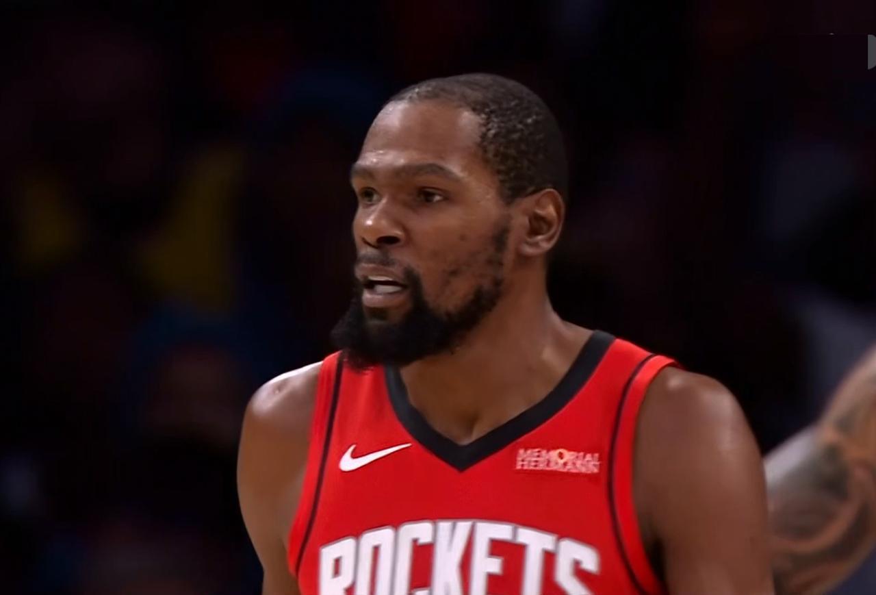 别迷信天赋了。
篮球场最残酷的淘汰机制，是你的身体会真实地“背叛”你。
看看东契