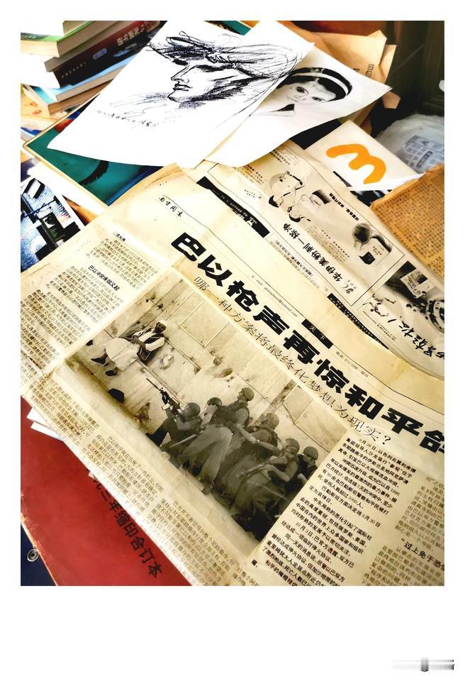 今天收拾书柜时翻出一份旧报纸，是千禧年十月五日《南方周末》的一幅战地新闻图片（作