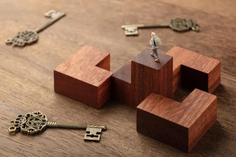 要解决一个难题，除了多维度、多层次的思考能力外，宜将目前利益与长远利益相衔接、局