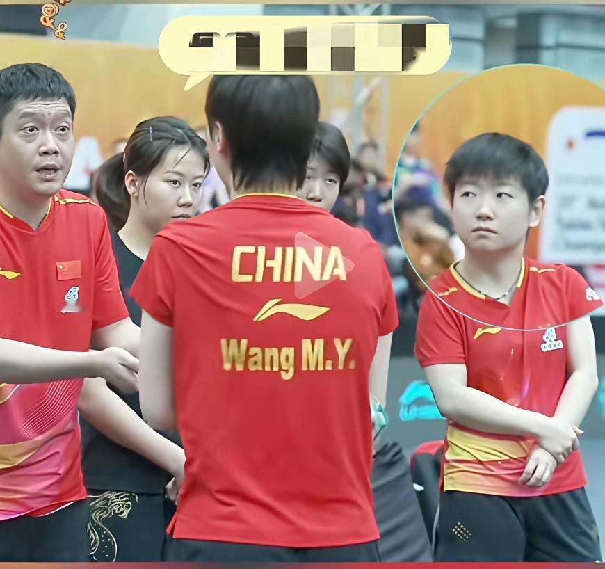 鳗鱼对金娜英
第一局
8:11告负
气氛有点紧张
看莎莎的表情
分明在说：
行不