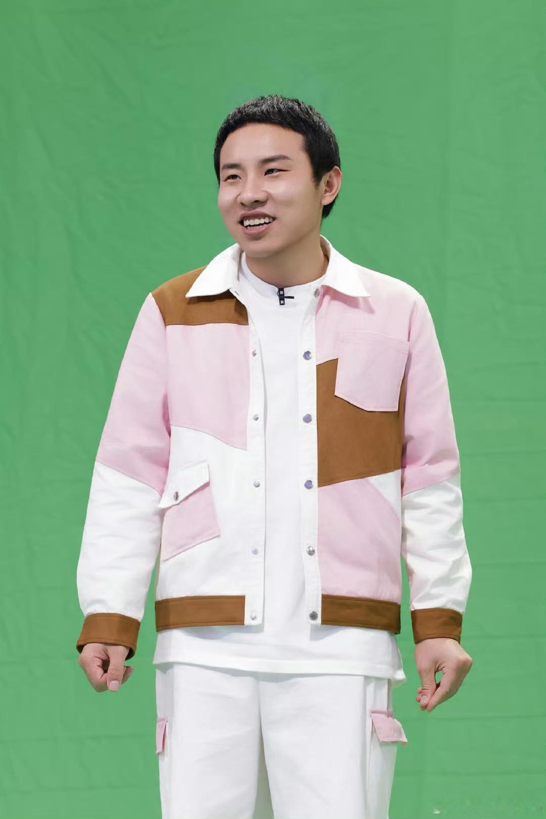 王传君说付航徐志胜王不见王周五晚高疯王传君看到付航徐志胜同框，还专门问付航拿第一