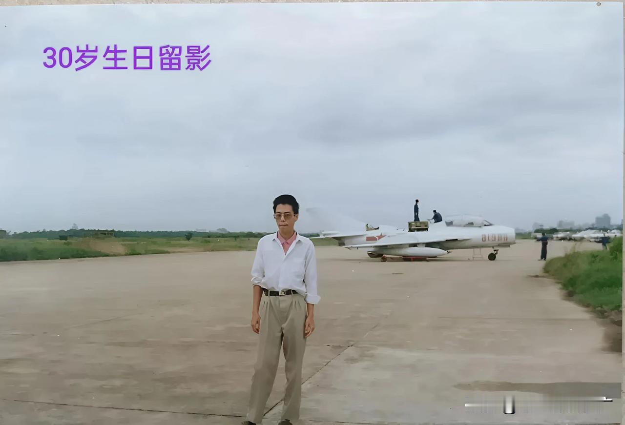 远方的前方
———杨京广创作于1996年4月

远方的前方是鲜花，
一柱光把鲜花