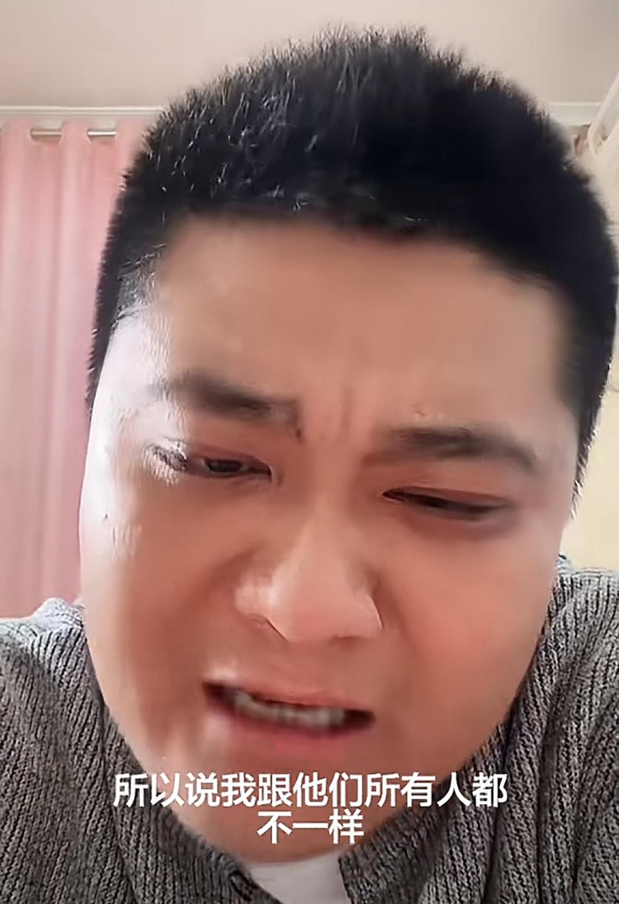 太感动了！朱进的养父居然是残疾人！
一个残疾人靠理发把朱进养大了，太不容易了！