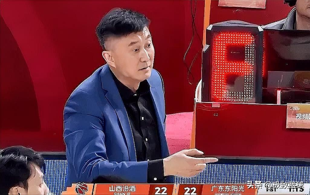 杜峰又急眼了！

在今晚山西对阵广东的首节比赛中，陈家政防守时被打到面部倒地，杜