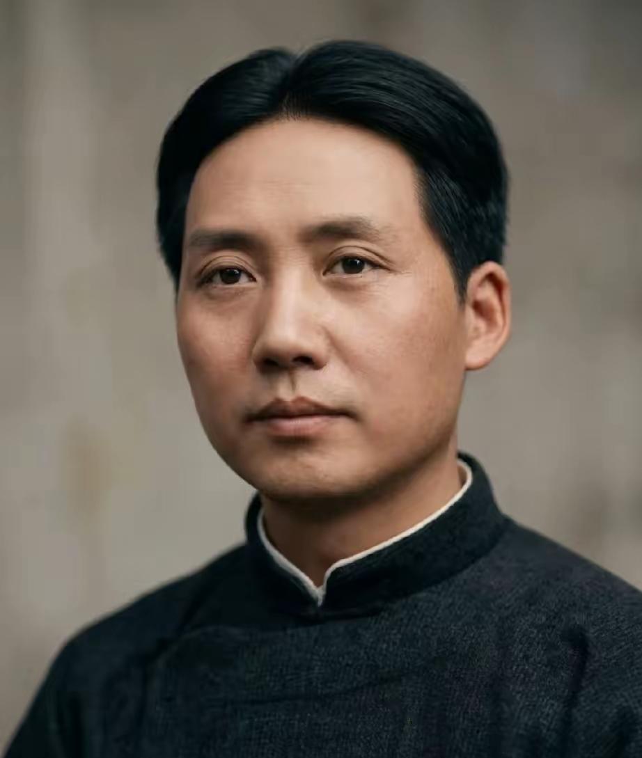 很多人看伟人的老照片，第一反应是：这年轻时的长相，妥妥的“美男子”啊！

这话真