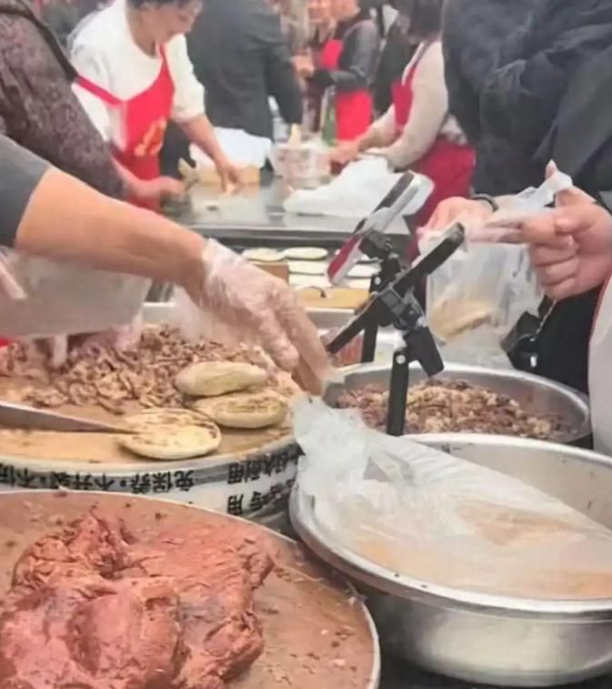 “太暖心了！”河北沧州，一场出阁宴火了，娘家人自发安排小吃摊，烤全羊、驴肉火烧、