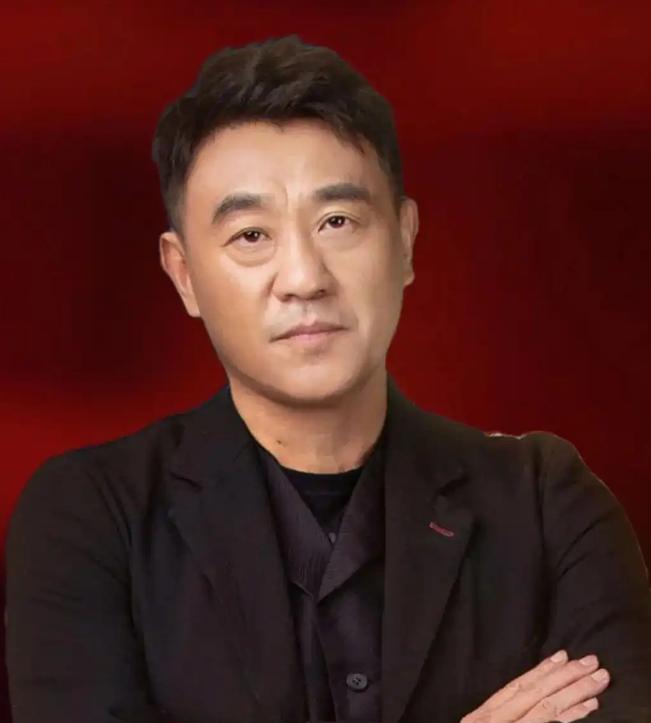 1997年，29岁的何冰还在北京人艺熬资历，一个多年没见的初中女同学突然重新联系