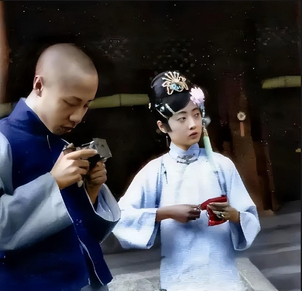 溥仪和婉容在紫禁城的最后一张照片，溥仪一心在那鼓捣照相机。