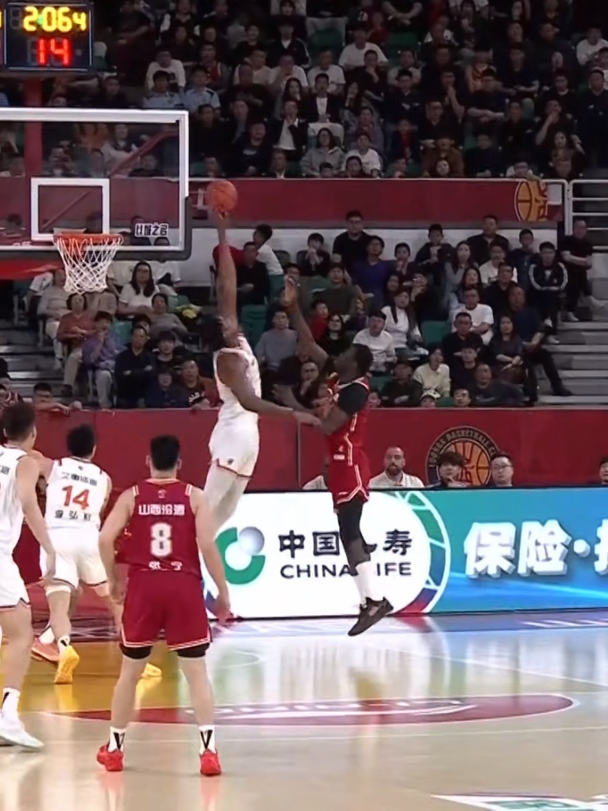 法耶已经够高了，但是大白边更高今晚这球焦灼好看啊上海久事大鲨鱼