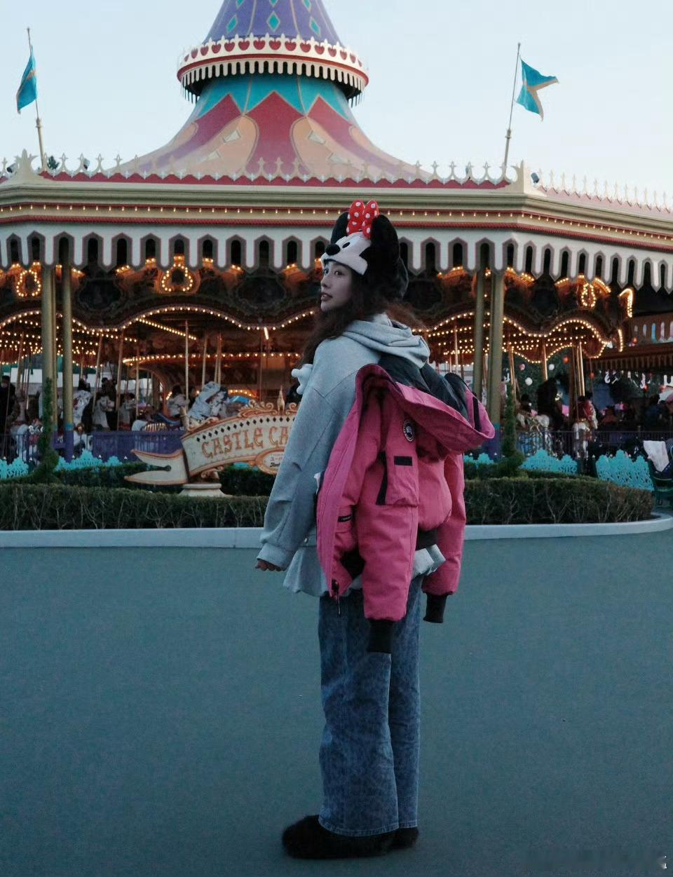 吴映洁带女儿妹子去迪士尼咯 