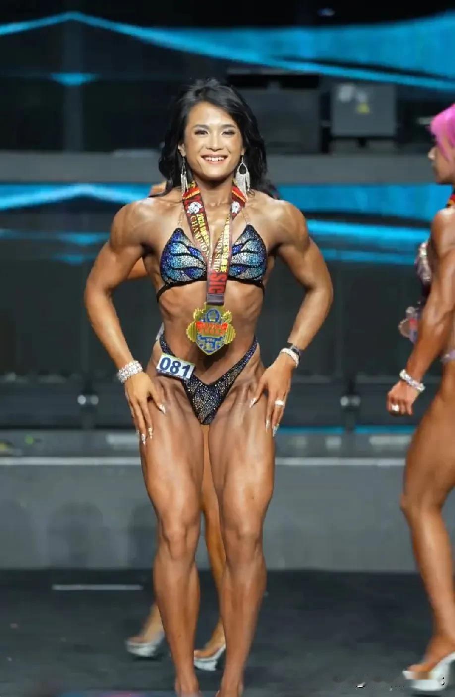 哎呀，女人练成这样好看吗？这问题嘛，每个人的审美都不同嘛。我觉得嘛，女人练成啥样