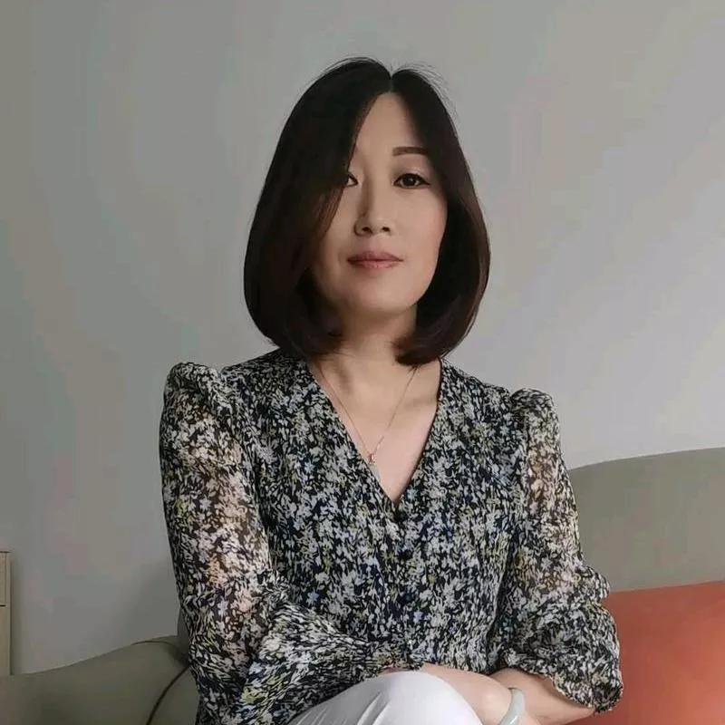 优雅气质女性，黑白印花衬衫，轻松自在的生活态度。淡粉色条纹衬衫 气质衬衫短袖女 