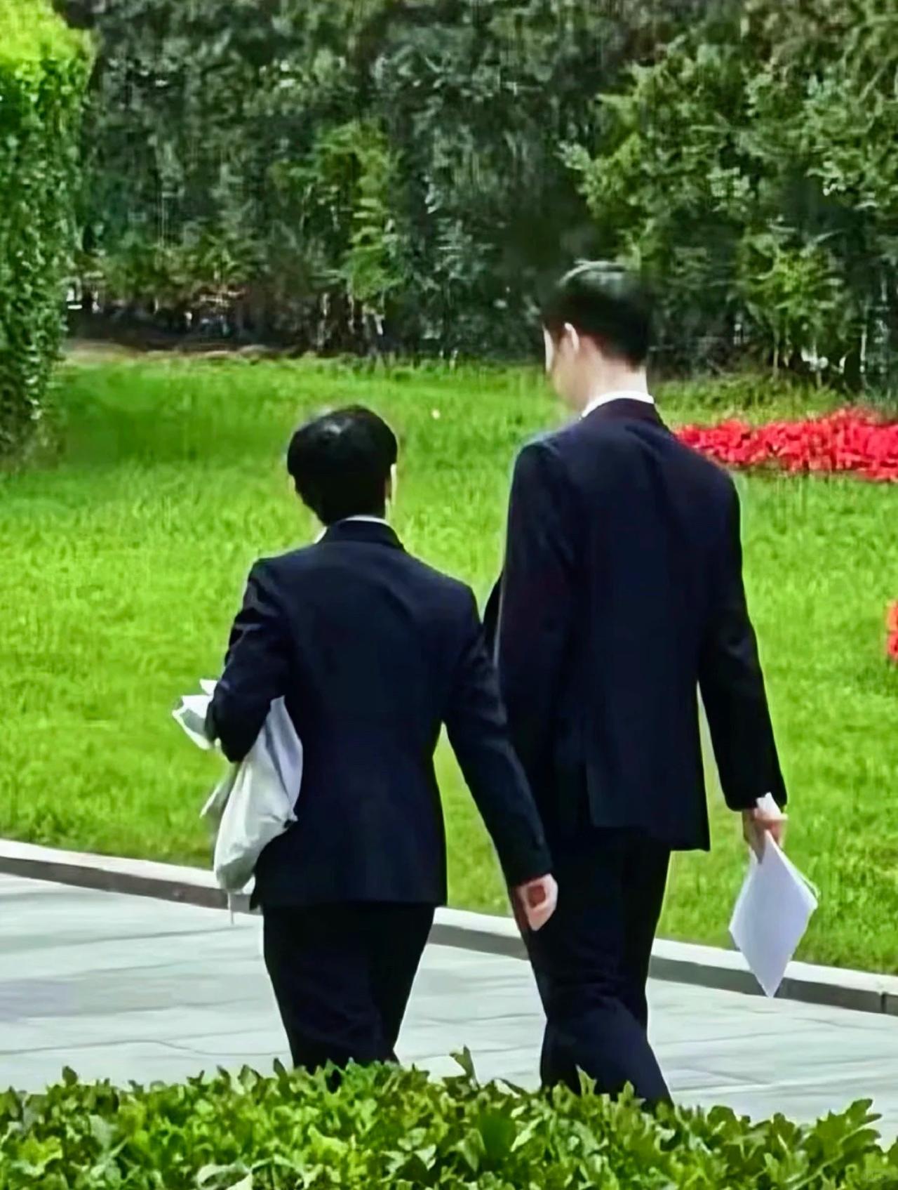 谜终于解了！莎莎穿正装的背影，原来是参加党代会去了！[赞]

5 月 15 日，
