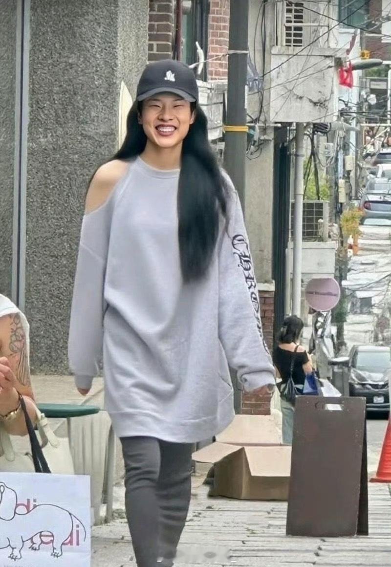 王勉 易梦玲不要造谣好吗，说了是志胜戴了假发。 ​ ​​​